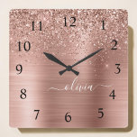 Reloj Cuadrado Monograma Rosa Metalizado de Purpurina rosa dorado<br><div class="desc">Oro Rosa - Purpurina De Espuma Metálica De Relieve metalizado De Faux Rosado De Rubor Cepillado Monograma Metalizado Reloj De Nombre. Esto hace que el dulce perfecto cumpleaños 16, boda, ducha de novia, aniversario, ducha de bebé o fiesta de soltera sea regalo para alguien que ama el lujo glam y...</div>