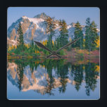 Reloj Cuadrado Monte Shuksan reflejado en el lago Reflection<br><div class="desc">El monte Shuksan se refleja en el lago Reflection en el área de recreación nacional Mount Baker en una tarde de otoño en North Cascades,  condado de Whatcom,  Washington,  EE. UU.</div>