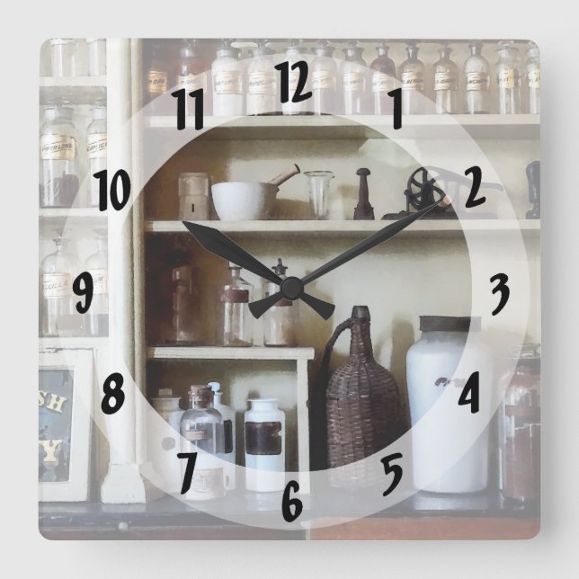Reloj Cuadrado Mortero y maja y botellas en estantes (Anverso)