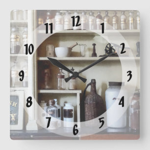 Reloj Cuadrado Mortero y maja y botellas en estantes