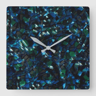Reloj Cuadrado Mosaico raro sobre fondo oscuro y brillo nebuloso