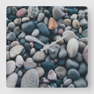 Reloj Cuadrado mucha piedra preciosa