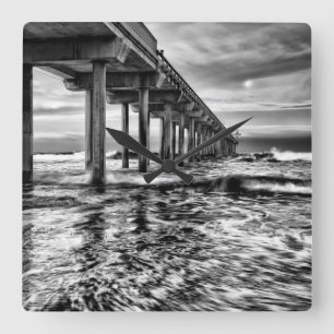Reloj Cuadrado muelle en B&W al amanecer, California