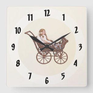 Reloj Cuadrado Muñeca de porcelana antigua en un carruaje de mimb