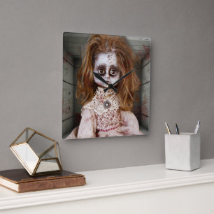 Reloj Cuadrado Muñeca de porcelana vintage embrujada de SlipperyJ