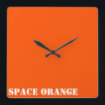 Reloj Cuadrado naranja espacial<br><div class="desc">¡Muestra tus colores con orgullo!  ¿Alguna vez soñó con convertirse en astronauta? Entonces esto debería hacerte sentir en contacto con tu sueño,  pues esta sombra de naranja internacional es el color de los trajes astronautas.</div>