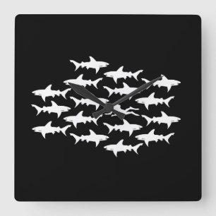 Reloj Cuadrado Natación del buceador con una escuela de tiburone