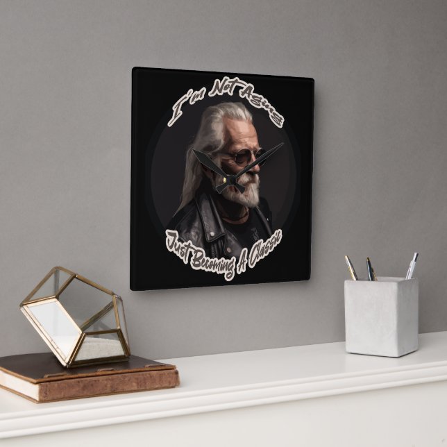 Reloj Cuadrado No estoy envejeciendo, solo me estoy convirtiendo  (Oficina)