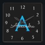 Reloj Cuadrado Nombra de monograma de guión azul negro<br><div class="desc">Reloj de nombres de monograma de escritura azul y negro. Esto hace que el dulce perfecto cumpleaños 16,  boda,  ducha de novia,  aniversario,  ducha de bebé o fiesta de soltera sea regalo para alguien que ama el lujo glam y los estilos de moda.</div>