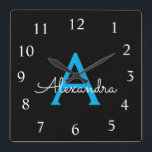 Reloj Cuadrado Nombra de monograma de guión azul negro<br><div class="desc">Reloj de nombres de monograma de escritura azul y negro. Esto hace que el dulce perfecto cumpleaños 16,  boda,  ducha de novia,  aniversario,  ducha de bebé o fiesta de soltera sea regalo para alguien que ama el lujo glam y los estilos de moda.</div>