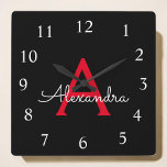 Reloj Cuadrado Nombra de monograma de guión negro rojo<br><div class="desc">Reloj de nombres de monograma de escritura rojo y negro. Esto hace que el dulce perfecto cumpleaños 16,  boda,  ducha de novia,  aniversario,  ducha de bebé o fiesta de soltera sea regalo para alguien que ama el lujo glam y los estilos de moda.</div>