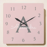 Reloj Cuadrado Nombre de ondulación de script de gris rosa Rubor<br><div class="desc">Reloj de nombres de monograma de guiones rosados y grises de Rubor. Esto hace que el dulce perfecto cumpleaños 16,  boda,  ducha de novia,  aniversario,  ducha de bebé o fiesta de soltera sea regalo para alguien que ama el lujo glam y los estilos de moda.</div>
