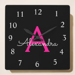 Reloj Cuadrado Nombre del Monograma de Giro del Guión Negro Calie<br><div class="desc">Reloj de nombres de monograma de escritura rosada y negra caliente. Esto hace que el dulce perfecto cumpleaños 16,  boda,  ducha de novia,  aniversario,  ducha de bebé o fiesta de soltera sea regalo para alguien que ama el lujo glam y los estilos de moda.</div>