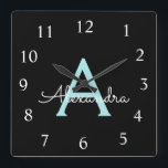 Reloj Cuadrado Nombre del Monograma de la Girona del Guión Azul V<br><div class="desc">Reloj de nombres de monograma de escritura azul Verde azulado y negro de Aqua. Esto hace que el dulce perfecto cumpleaños 16,  boda,  ducha de novia,  aniversario,  ducha de bebé o fiesta de soltera sea regalo para alguien que ama el lujo glam y los estilos de moda.</div>