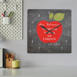 Reloj Cuadrado Nombre del profesor | La pizarra de manzanas rojas<br><div class="desc">Una gran manzana roja y tu personalizado envía un texto en el interior sobre un fondo de pizarra escolar. Personaliza este reloj de pared con el nombre y nota de tu profesor! Podría ser un lindo y atento regalo de agradecimiento para su profesor el día de aprecio, el día de...</div>