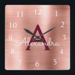 Reloj Cuadrado Nombre metálico del monograma de Borgoña del oro<br><div class="desc">Rosa de Rubor - falso nombre color de rosa del monograma del Relieve metalizado del acero inoxidable del oro y de Borgoña y reloj de pared inicial de la porción. El reloj de pared hace el regalo perfecto para alguien que ama la decoración metálica rosada.</div>