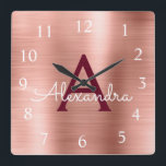Reloj Cuadrado Nombre metálico del monograma de Borgoña del oro<br><div class="desc">Rosa de Rubor - falso nombre color de rosa del monograma del Relieve metalizado del acero inoxidable del oro y de Borgoña y reloj de pared inicial de la porción. El reloj de pared hace el regalo perfecto para alguien que ama la decoración metálica rosada.</div>