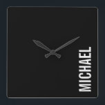 Reloj Cuadrado Nombre Minimalista personalizado negro moderno<br><div class="desc">Diseño Minimalista moderno con nombre personalizado en blanco moderno negrita sans serif estilo de fuente sobre fondo negro.</div>