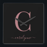 Reloj Cuadrado Nombre moderno de guión de Rosa Minimalista dorado<br><div class="desc">Moda Elegante Guión de Monograma Rosa Rosa Rosa Rosa en un reloj de pared negro de moda. Fácil de personalizar con su propio nombre y detalles. Perfecto para tu lujoso estilo de vida. Póngase en contacto con nosotros en cedarandstring@gmail.com si necesita ayuda con el diseño o productos de coincidencia.</div>