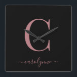 Reloj Cuadrado Nombre moderno de guión de Rosa Minimalista dorado<br><div class="desc">Moda Elegante Guión de Monograma Rosa Rosa Rosa Rosa en un reloj de pared negro de moda. Fácil de personalizar con su propio nombre y detalles. Perfecto para tu lujoso estilo de vida. Póngase en contacto con nosotros en cedarandstring@gmail.com si necesita ayuda con el diseño o productos de coincidencia.</div>