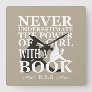 Reloj Cuadrado Nunca subestimes el poder de un chica con libro
