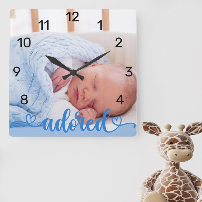 Reloj Cuadrado Nursera de caligrafía azul adorada por Baby Boy (New baby photo clock for the nursery lettered with "adored" and decorated with love hearts)