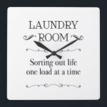 Reloj Cuadrado Ordenar la vida una carga a la vez Funny Laundry<br><div class="desc">Este divertido reloj de la lavandería incluye la frase "SALA DE LAVANDERÍA Ordenando la vida de una carga a la vez" en una combinación de fuentes negras,  y está acentuado con elementos de estilo vintage. ¡Diviértete de nuevo en una tarea aburrida!</div>