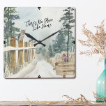 Reloj Cuadrado Paisaje invernal No hay lugar como la dirección re<br><div class="desc">Reloj panorámico invernal personalizado con tu dirección y escrito con "No hay lugar como hogar" en la tipografía de escritura a la moda. Este rústico diseño rústico de campo tiene una acuarela de un sendero de bosques nevados,  pinos,  un ladrón y una lechuza en los postes de la valla.</div>