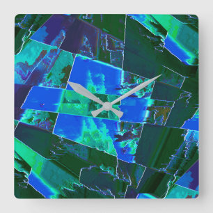 Reloj Cuadrado Partes de pasteles verdes abstractas y cielo azul,