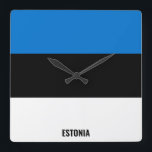 Reloj Cuadrado Patriótico de la Bandera de Estonia<br><div class="desc">Bandera de Estonia Reloj de pared Patriótico Cuadrado con la bandera de Estonia impresa a lo largo de las 24 horas. Los números de reloj transparentes en los colores coincidentes y el hermoso tipo de letra "Peachy Keen" se colocan sobre los colores de la bandera. Este hermoso diseño es un...</div>