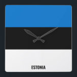 Reloj Cuadrado Patriótico de la Bandera de Estonia<br><div class="desc">Bandera de Estonia Reloj de pared Patriótico Cuadrado con la bandera de Estonia impresa a lo largo de las 24 horas. Los números de reloj transparentes en los colores coincidentes y el hermoso tipo de letra "Peachy Keen" se colocan sobre los colores de la bandera. Este hermoso diseño es un...</div>