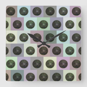 Reloj Cuadrado Patrón de bolos de césped colorido,