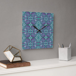 Reloj Cuadrado Patrón floral femenino de flores moradas sobre tur