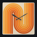 Reloj Cuadrado Patrón geométrico de rayas arqueadas de estilo ret<br><div class="desc">Coloridas rayas de estilo retro de los años 70 Patrón geométrico en Naranjas.</div>