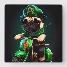 Reloj Cuadrado Perro Pug conduciendo bicicleta el día de San Patr