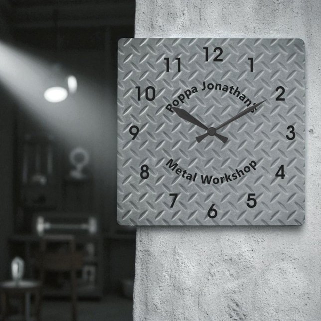 Reloj Cuadrado Personalizado del patrón de lug Metalizado de imit (Diamond plate design wall clock with template text and black hands.)