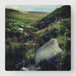 Reloj Cuadrado Piedras, en la ladera de la colina