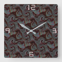 Reloj Cuadrado Piezas y trazos espirales tallados de color oscuro