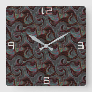 Reloj Cuadrado Piezas y trazos espirales tallados de color oscuro