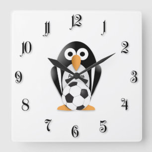 Reloj Cuadrado Pingüino con una pelota de fútbol