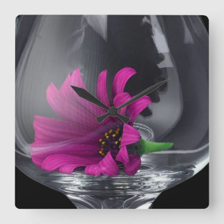 Reloj Cuadrado Pink Daisy Closeup In A Wine Glass