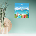 Reloj Cuadrado Playa tropical de Aloha con flores y flamencos<br><div class="desc">Una playa tropical hawaiana con flores azules y rojas de Hibisco,  hojas de palma,  flamencos y loro azul y amarillo. Un coco en la playa de arena,  océano azul con olas y cielo azul.  Texto en blanco: Aloha.
Un reloj para tu casa de verano o casa de playa.</div>