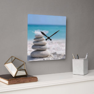 Reloj Cuadrado Pluma blanca en un montículo de playa