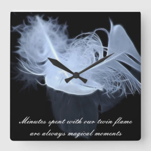 Reloj Cuadrado Plumas gemelas y reflexión de la llama