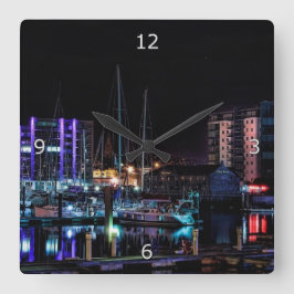 Reloj Cuadrado Plymouth Barbican por la noche