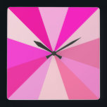 Reloj Cuadrado Pop Art Modern 60 Rays Geométricos divertidos en r<br><div class="desc">Este reloj cuadrado de arte pop inspirado en la moda de los años 60 tiene rayos psicodélicos rosados y soleamientos disparándose en un patrón geométrico. Hay doce rayos para marcar la hora - no hay necesidad de números en este divertido,  minimalista,  ultra mod,  niñita reloj. Es groovy,  nena.</div>