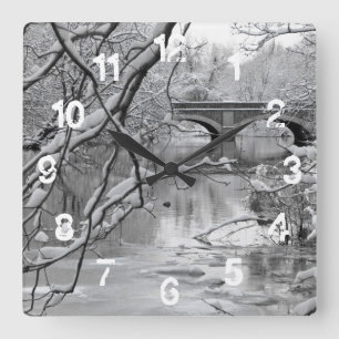 Reloj Cuadrado Puente del arco sobre el río congelado en inviern