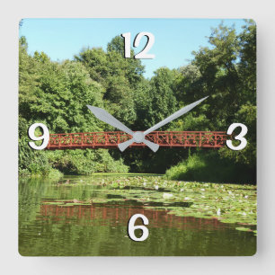 Reloj Cuadrado Puente en el lago Centennial en Ellicott City