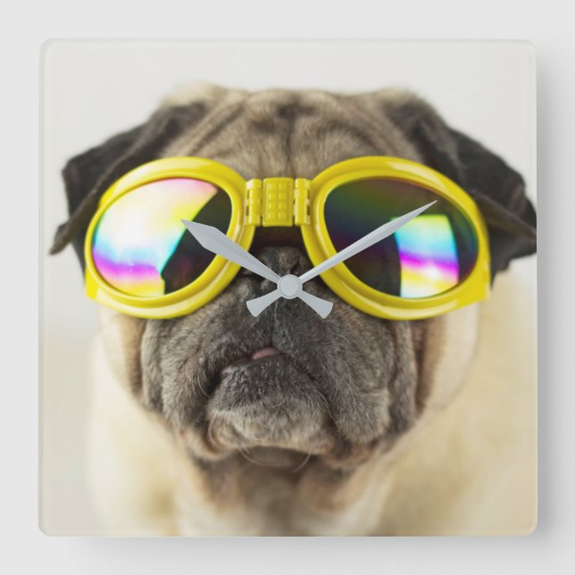 Reloj Cuadrado Pug con gafas (Anverso)