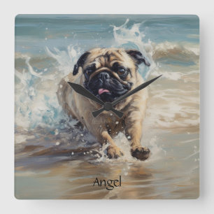 Reloj Cuadrado Pug Feliz en la Playa personalizable